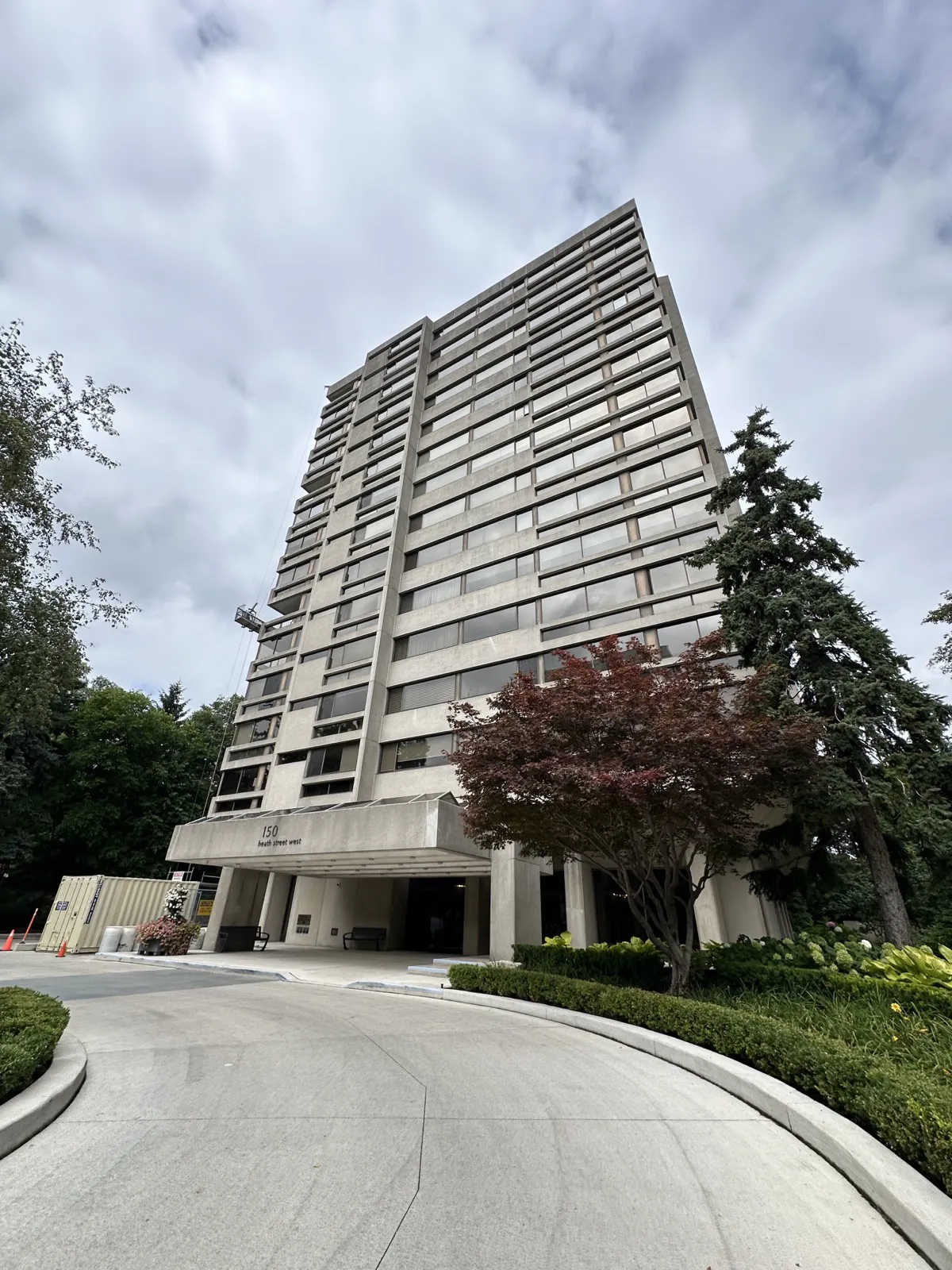 The facade of 150 Heath Street West Condos