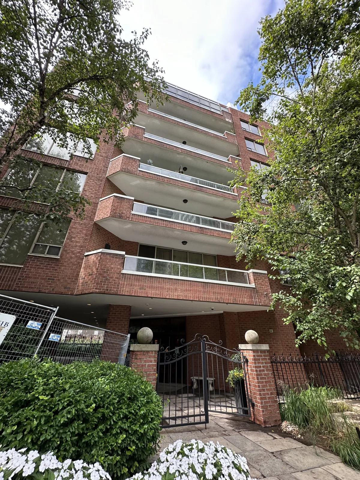 The facade of 2 Lynwood Avenue Condos