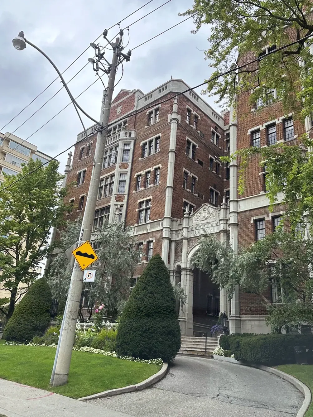 The facade of 150 Balmoral Apartments